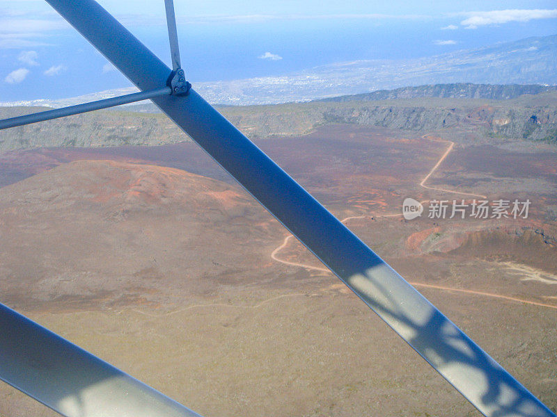 乌尔姆航班在留尼汪岛上空。Piton de la Fournaise附近的沙地